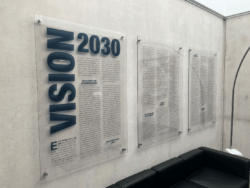 博诺曼入口处印有 “2030 愿景 ”的有机玻璃面板。