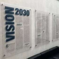 博诺曼入口处印有 “2030 愿景 ”的有机玻璃面板。
