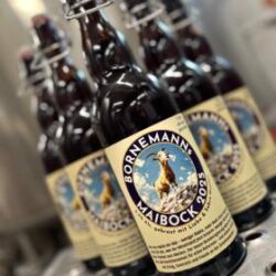 几瓶 “Bornemanns Maibock 2025 ”啤酒，正面标签上有重点。