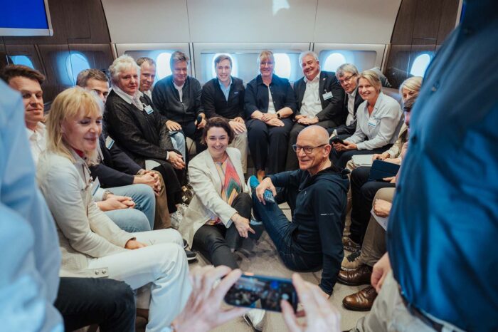 Eine Gruppe von Menschen im Flugzeug