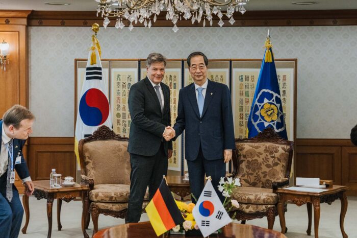 德国经济部长与韩国总理握手。