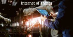 人員使用平板電腦操作工業機器人，火花四濺，字樣「物聯網」